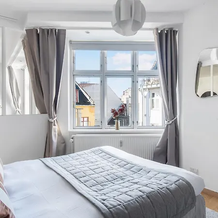 Апартаменты Sanders - Popular One-bedroom In The Lovely Capital